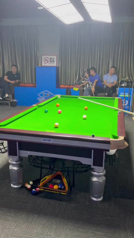 足球越过人 足球越过人