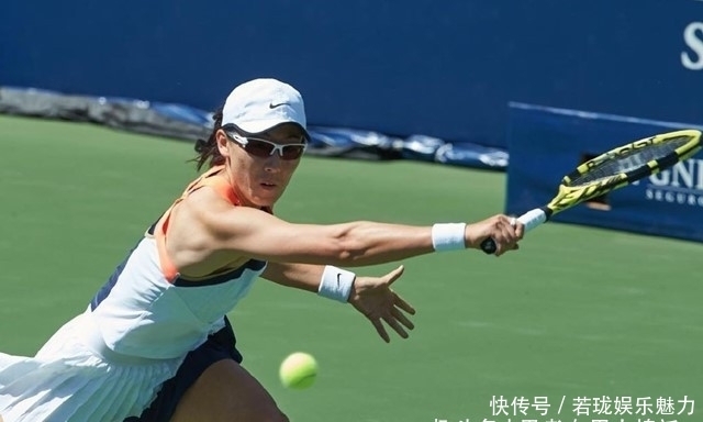 着两位球员 着两位球员